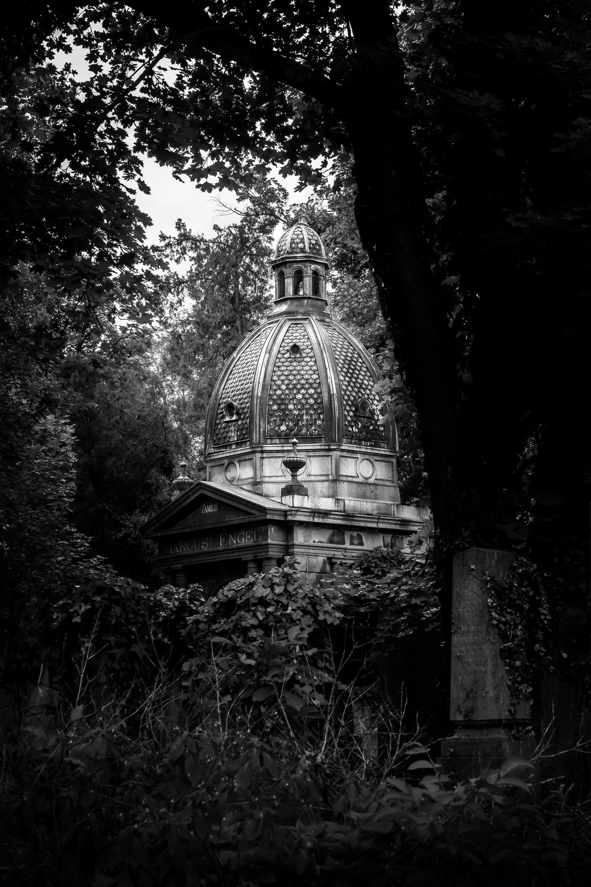 Mausoleum Marcus Engel im Sommer, umrahmt von Bäumen