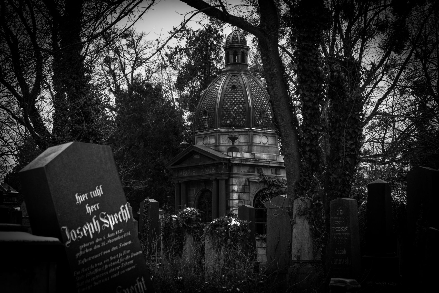 Dasselbe Mausoleum im Winter, im Vordergrund Grabstein Joseph Specht