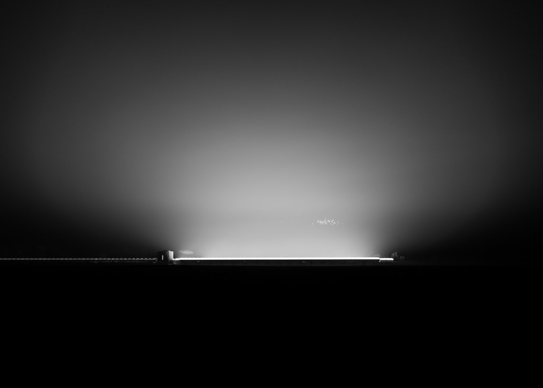Extrem reduzierte Horizontlinie mit Lichtquelle
