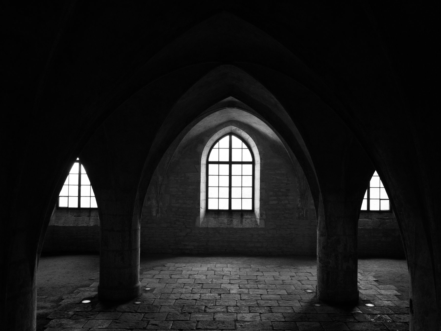 Sakralraum mit drei hohen Fenstern