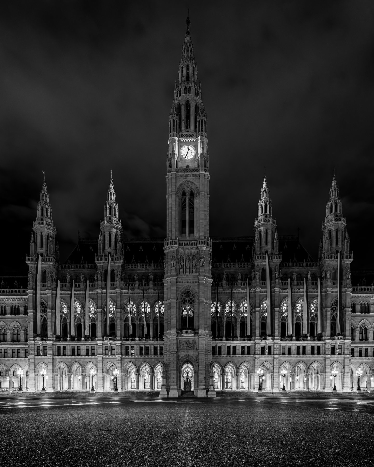 Wiener Rathaus frontal bei Nacht, beleuchtet, menschenleer