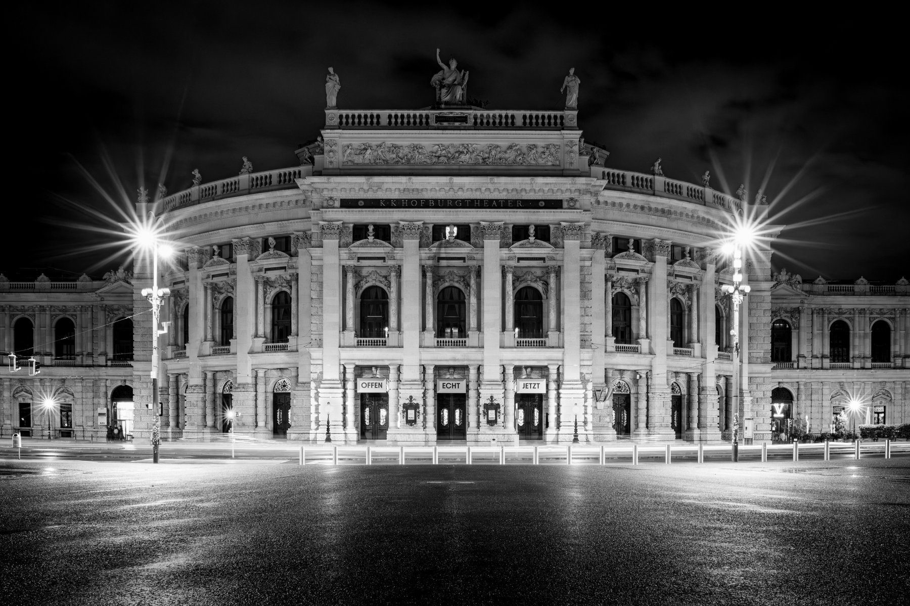 Wiener Burgtheater bei Nacht, beleuchtete Fassade