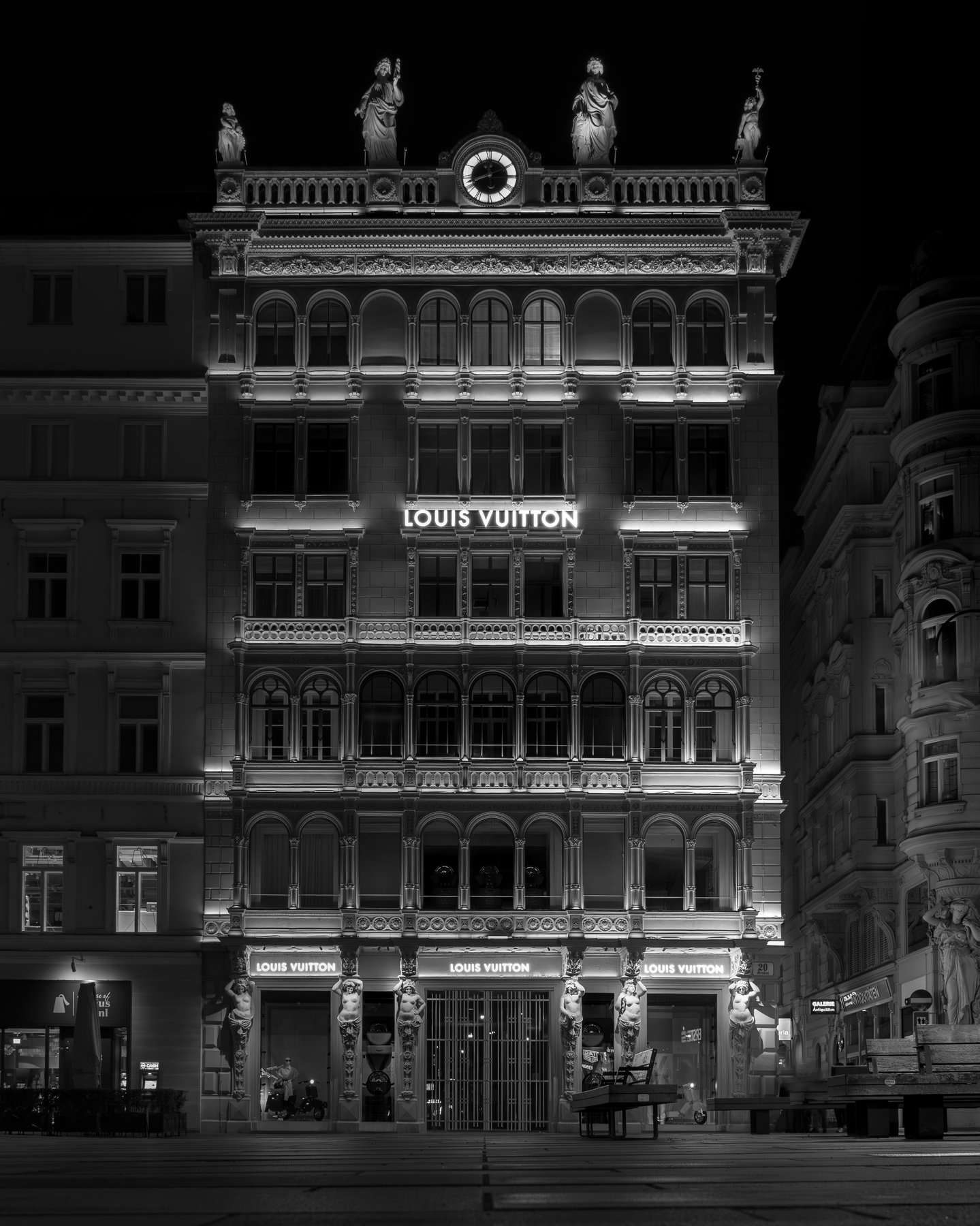Beleuchtete Prachtfassade mit Louis-Vuitton-Schild bei Nacht, Wiener Graben
