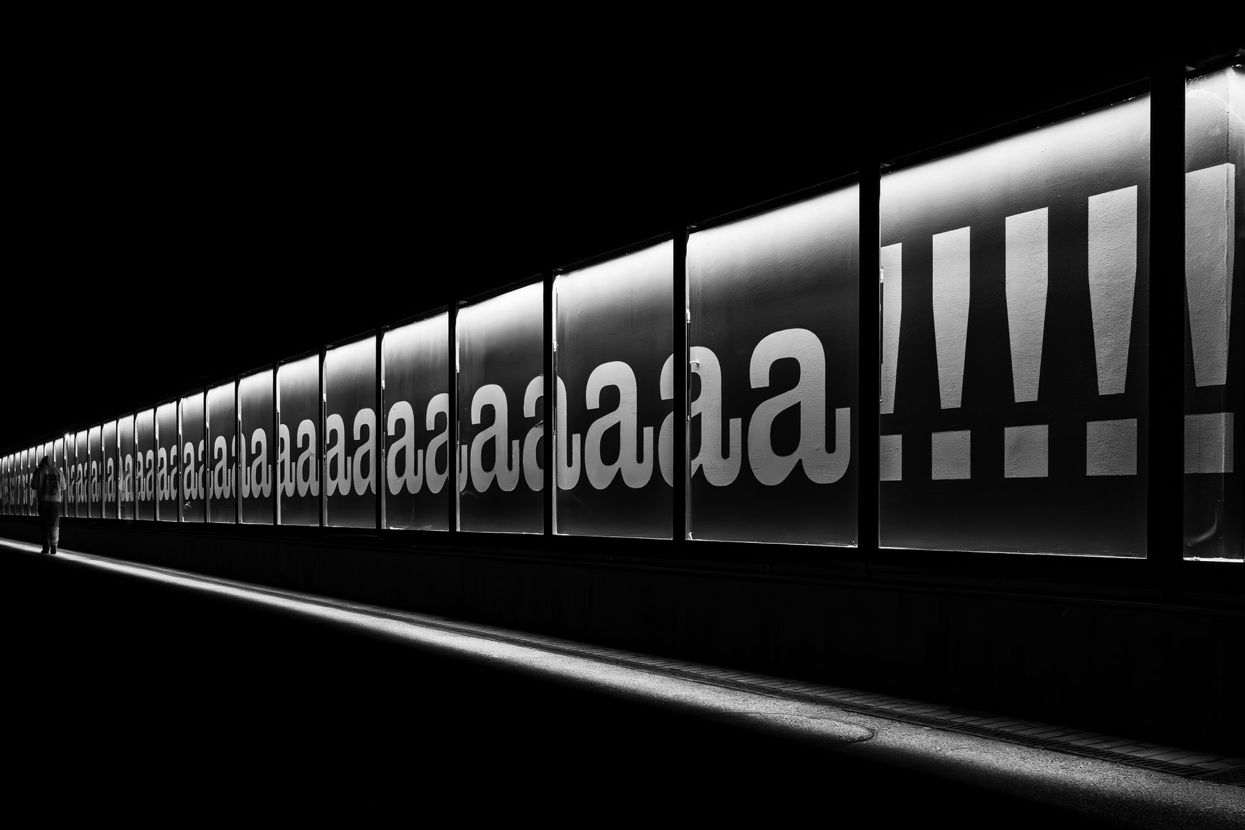 U-Bahn-Station mit typografischer Lichtwand
