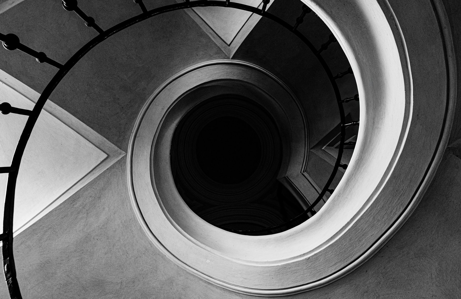 Blick in eine helle Wendeltreppe von unten